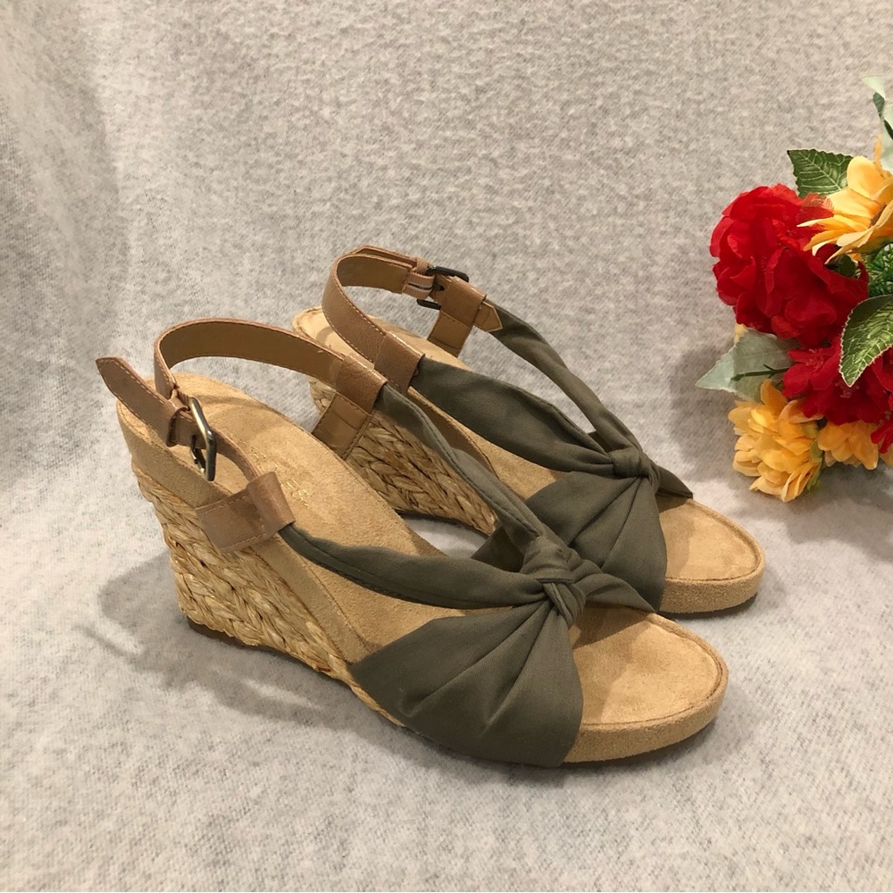 NWT - Aerosoles Olive Fabric Slingbacks with Tan Jute Rope Wedges